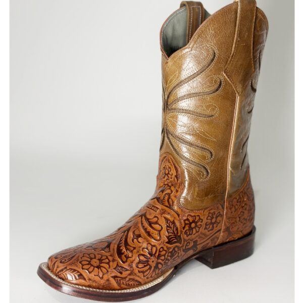 Bota elaborada en piel de res con grabado artesanal y suela de cuero, esta bota combina tradición y estilo. Su horma Bulldog brinda máxima comodidad.