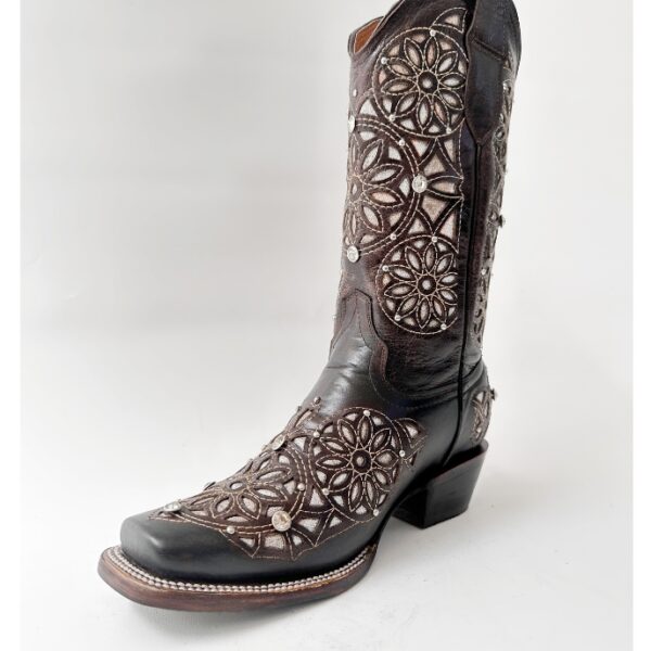 Bota vaquera de dama en piel de res color café, con un diseño de bordado láser estilo atrapasueños en el tubo y la parte inferior.