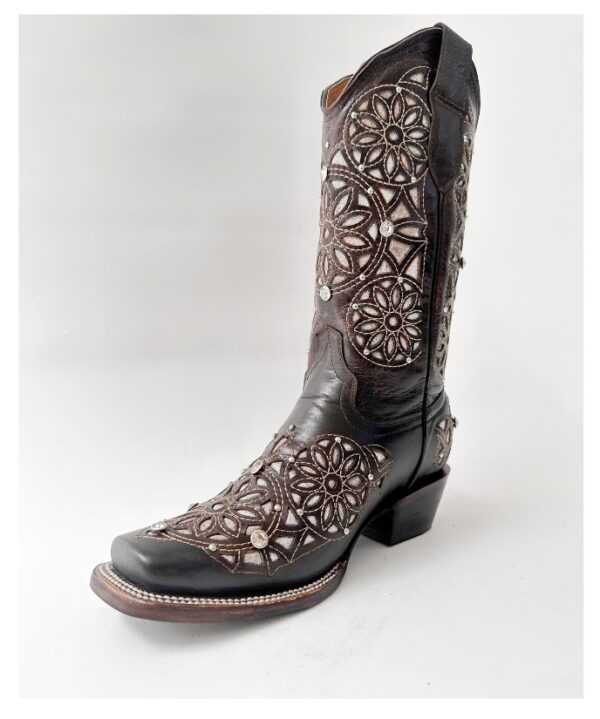Bota vaquera de dama en piel de res color café, con un diseño de bordado láser estilo atrapasueños en el tubo y la parte inferior.