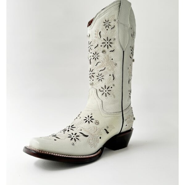 Bota vaquera de dama en piel de res color BLANCO, con un diseño de bordado láser en el tubo y la parte inferior.