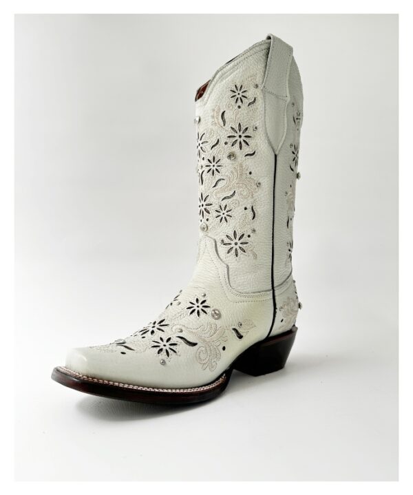 Bota vaquera de dama en piel de res color BLANCO, con un diseño de bordado láser en el tubo y la parte inferior.