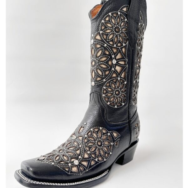 Bota vaquera de dama en piel de res color negra, con un diseño de bordado láser estilo atrapasueños en el tubo y la parte inferior.