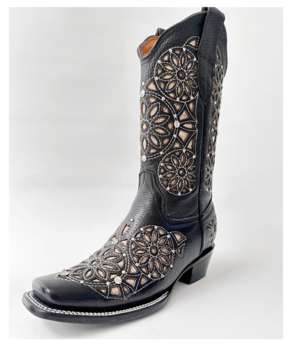Bota vaquera de dama en piel de res color negra, con un diseño de bordado láser estilo atrapasueños en el tubo y la parte inferior.
