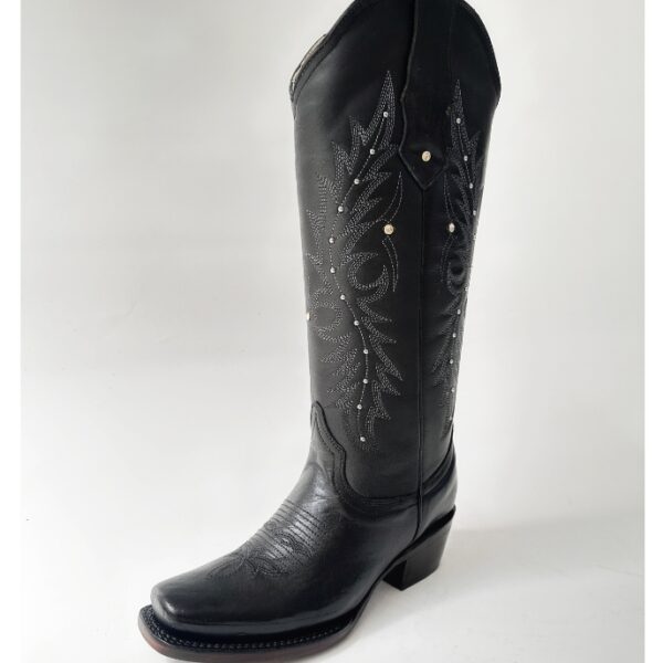 Bota vaquera para dama en piel de res color negro, con diseño de tubo alto, bordado detallado y aplicaciones brillantes. Horma rodeo para mayor comodidad y suela de cuero para resistencia y agarre óptimos.
