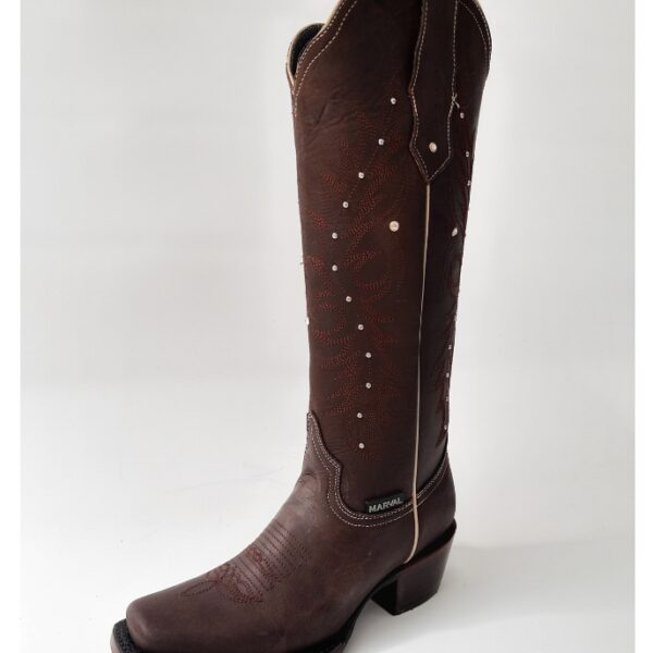 Bota vaquera para dama en piel de res color CAFÉ, con diseño de tubo alto, bordado detallado y aplicaciones brillantes. Horma rodeo para mayor comodidad y suela de cuero para resistencia y agarre óptimos.