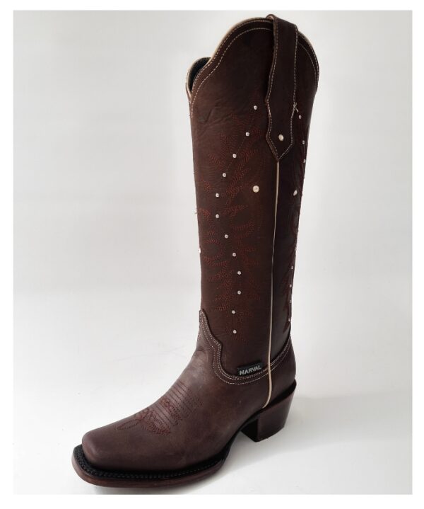 Bota vaquera para dama en piel de res color CAFÉ, con diseño de tubo alto, bordado detallado y aplicaciones brillantes. Horma rodeo para mayor comodidad y suela de cuero para resistencia y agarre óptimos.