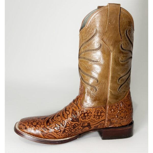 Bota elaborada en piel de res con grabado artesanal y suela de cuero, esta bota combina tradición y estilo. Su horma Bulldog brinda máxima comodidad.