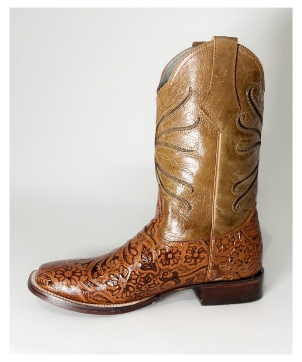 Bota elaborada en piel de res con grabado artesanal y suela de cuero, esta bota combina tradición y estilo. Su horma Bulldog brinda máxima comodidad.