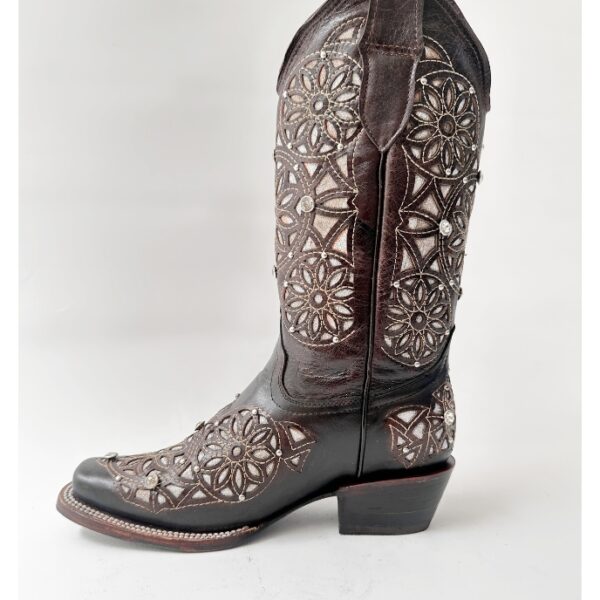 Bota vaquera de dama en piel de res color café, con un diseño de bordado láser estilo atrapasueños en el tubo y la parte inferior.