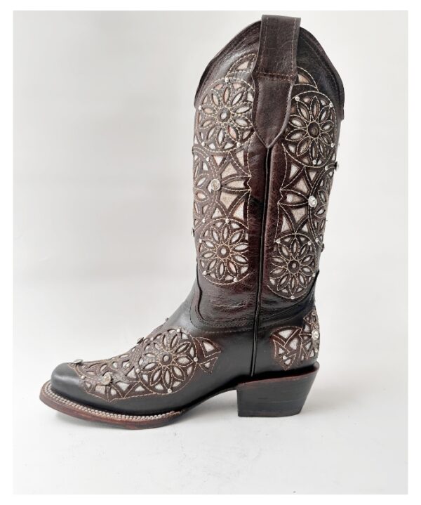 Bota vaquera de dama en piel de res color café, con un diseño de bordado láser estilo atrapasueños en el tubo y la parte inferior.