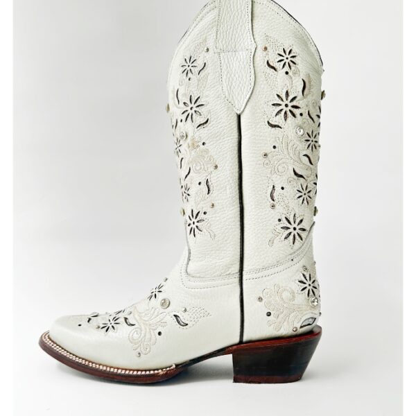 Bota vaquera de dama en piel de res color BLANCO, con un diseño de bordado láser en el tubo y la parte inferior.