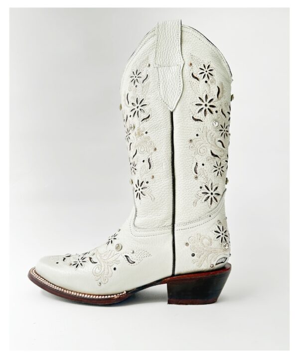 Bota vaquera de dama en piel de res color BLANCO, con un diseño de bordado láser en el tubo y la parte inferior.