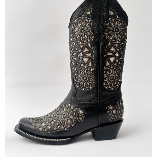Bota vaquera de dama en piel de res color negra, con un diseño de bordado láser estilo atrapasueños en el tubo y la parte inferior.