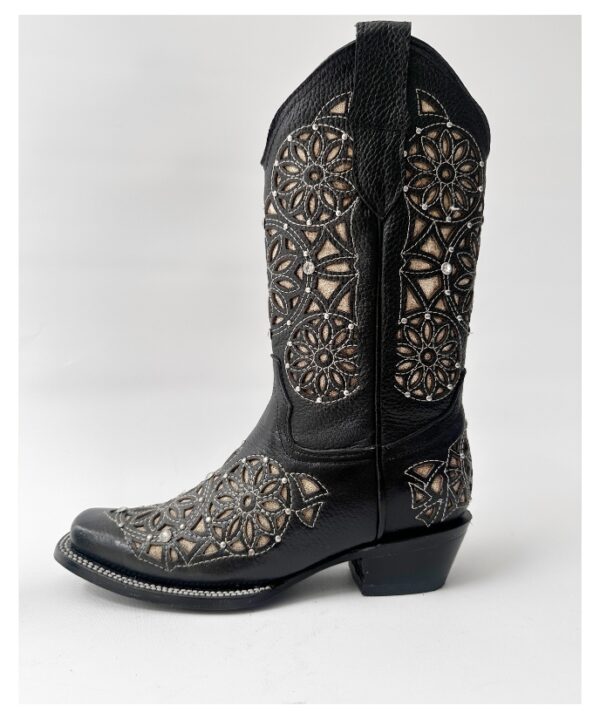 Bota vaquera de dama en piel de res color negra, con un diseño de bordado láser estilo atrapasueños en el tubo y la parte inferior.