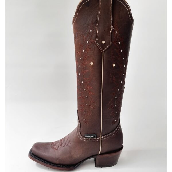 Bota vaquera para dama en piel de res color CAFÉ, con diseño de tubo alto, bordado detallado y aplicaciones brillantes. Horma rodeo para mayor comodidad y suela de cuero para resistencia y agarre óptimos.