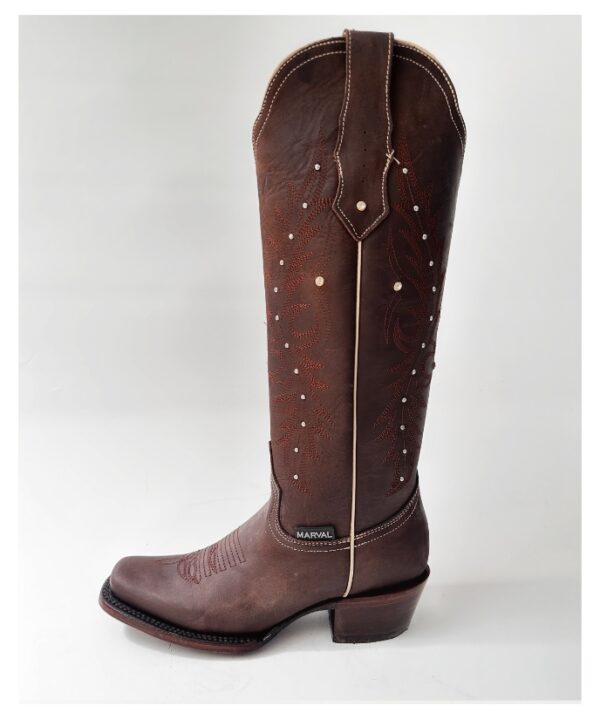 Bota vaquera para dama en piel de res color CAFÉ, con diseño de tubo alto, bordado detallado y aplicaciones brillantes. Horma rodeo para mayor comodidad y suela de cuero para resistencia y agarre óptimos.