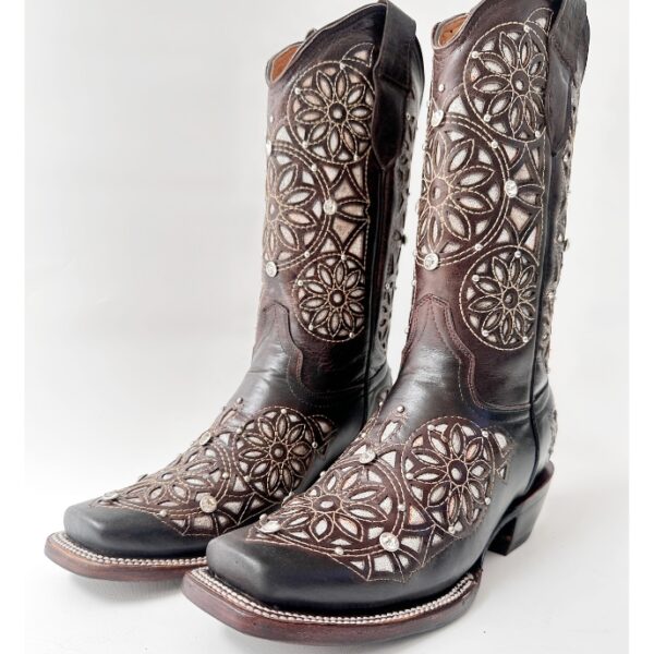Bota vaquera de dama en piel de res color café, con un diseño de bordado láser estilo atrapasueños en el tubo y la parte inferior.
