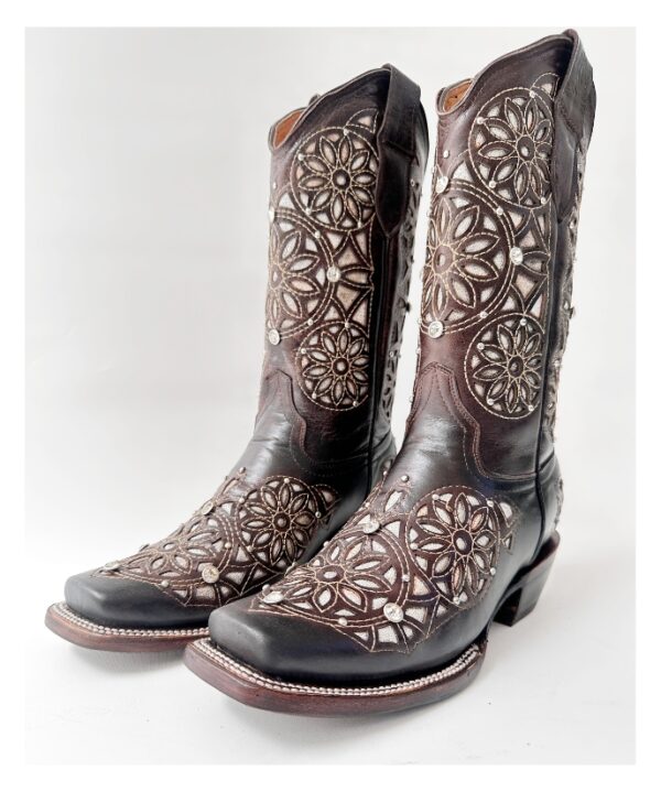 Bota vaquera de dama en piel de res color café, con un diseño de bordado láser estilo atrapasueños en el tubo y la parte inferior.