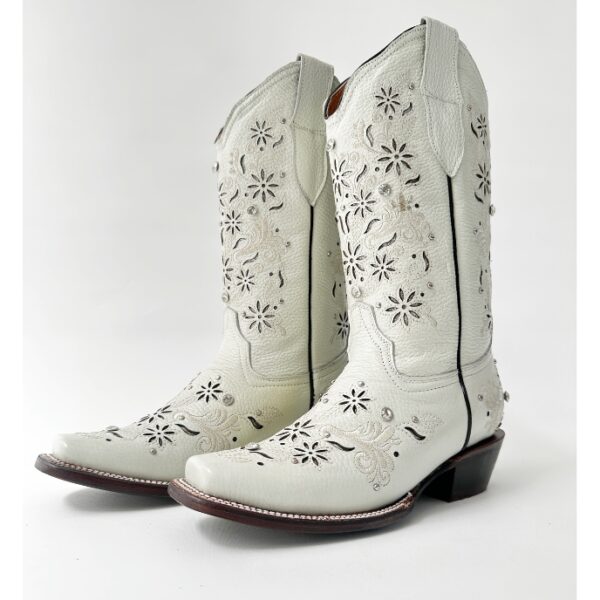 Bota vaquera de dama en piel de res color BLANCO, con un diseño de bordado láser en el tubo y la parte inferior.