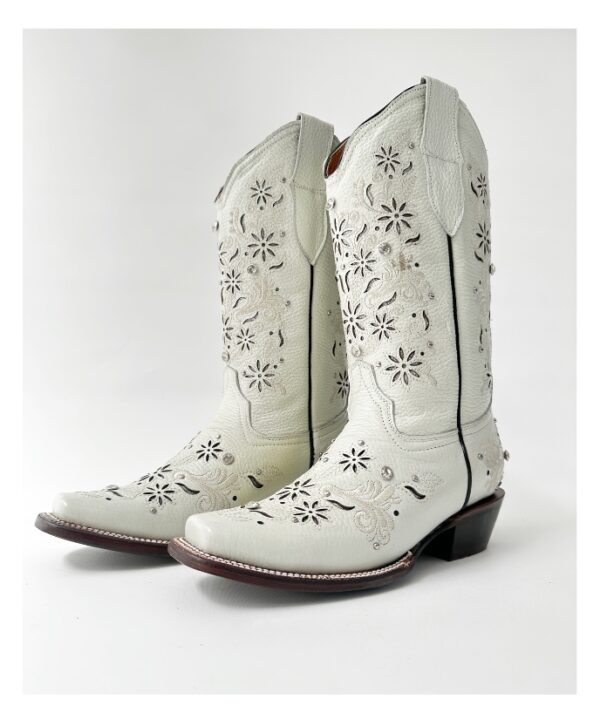 Bota vaquera de dama en piel de res color BLANCO, con un diseño de bordado láser en el tubo y la parte inferior.