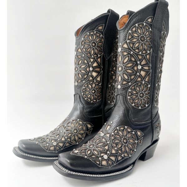 Bota vaquera de dama en piel de res color negra, con un diseño de bordado láser estilo atrapasueños en el tubo y la parte inferior.