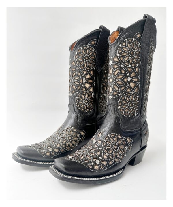Bota vaquera de dama en piel de res color negra, con un diseño de bordado láser estilo atrapasueños en el tubo y la parte inferior.