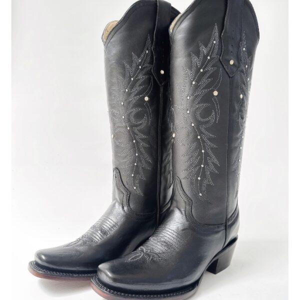 Bota vaquera para dama en piel de res color negro, con diseño de tubo alto, bordado detallado y aplicaciones brillantes. Horma rodeo para mayor comodidad y suela de cuero para resistencia y agarre óptimos.