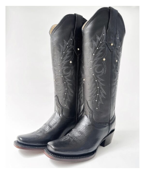 Bota vaquera para dama en piel de res color negro, con diseño de tubo alto, bordado detallado y aplicaciones brillantes. Horma rodeo para mayor comodidad y suela de cuero para resistencia y agarre óptimos.