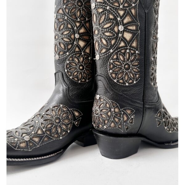 Bota vaquera de dama en piel de res color negra, con un diseño de bordado láser estilo atrapasueños en el tubo y la parte inferior.