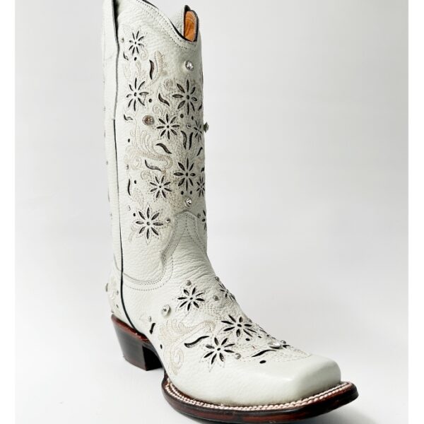 Bota vaquera de dama en piel de res color BLANCO, con un diseño de bordado láser en el tubo y la parte inferior.