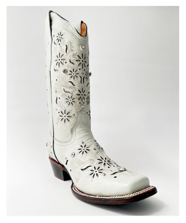 Bota vaquera de dama en piel de res color BLANCO, con un diseño de bordado láser en el tubo y la parte inferior.