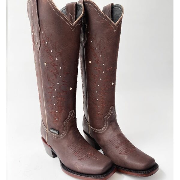 Bota vaquera para dama en piel de res color CAFÉ, con diseño de tubo alto, bordado detallado y aplicaciones brillantes. Horma rodeo para mayor comodidad y suela de cuero para resistencia y agarre óptimos.