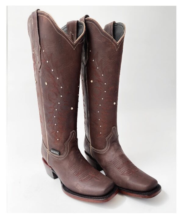 Bota vaquera para dama en piel de res color CAFÉ, con diseño de tubo alto, bordado detallado y aplicaciones brillantes. Horma rodeo para mayor comodidad y suela de cuero para resistencia y agarre óptimos.