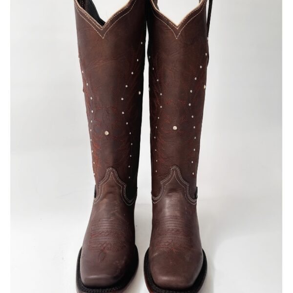 Bota vaquera para dama en piel de res color CAFÉ, con diseño de tubo alto, bordado detallado y aplicaciones brillantes. Horma rodeo para mayor comodidad y suela de cuero para resistencia y agarre óptimos.