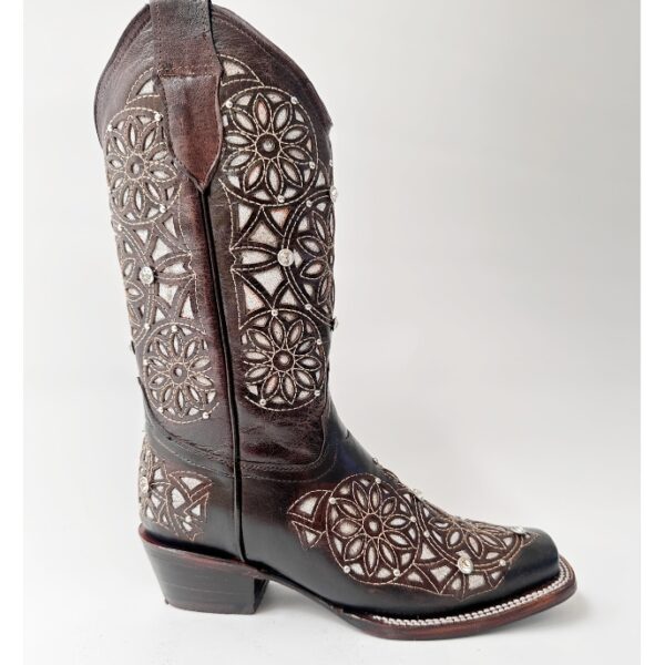 Bota vaquera de dama en piel de res color café, con un diseño de bordado láser estilo atrapasueños en el tubo y la parte inferior.