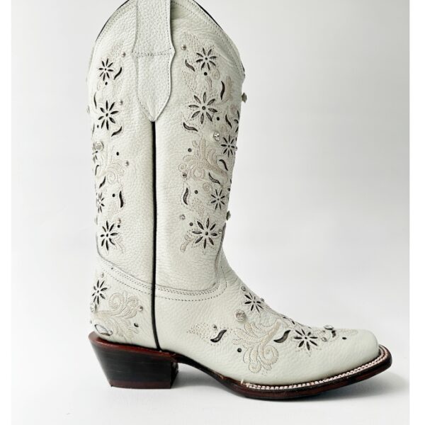 Bota vaquera de dama en piel de res color BLANCO, con un diseño de bordado láser en el tubo y la parte inferior.