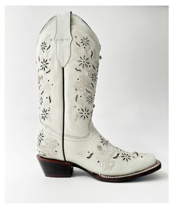 Bota vaquera de dama en piel de res color BLANCO, con un diseño de bordado láser en el tubo y la parte inferior.