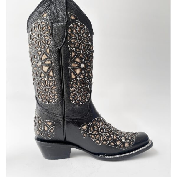 Bota vaquera de dama en piel de res color negra, con un diseño de bordado láser estilo atrapasueños en el tubo y la parte inferior.