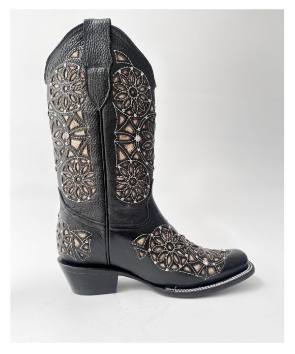 Bota vaquera de dama en piel de res color negra, con un diseño de bordado láser estilo atrapasueños en el tubo y la parte inferior.