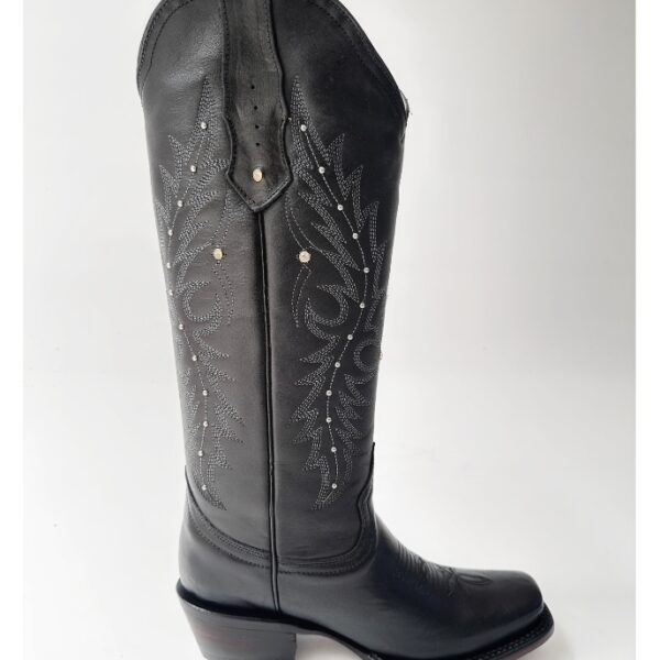 Bota vaquera para dama en piel de res color negro, con diseño de tubo alto, bordado detallado y aplicaciones brillantes. Horma rodeo para mayor comodidad y suela de cuero para resistencia y agarre óptimos.