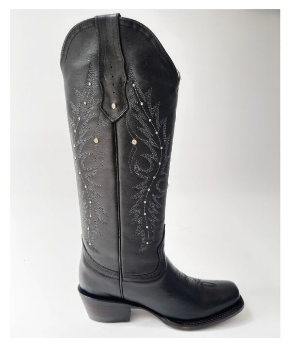 Bota vaquera para dama en piel de res color negro, con diseño de tubo alto, bordado detallado y aplicaciones brillantes. Horma rodeo para mayor comodidad y suela de cuero para resistencia y agarre óptimos.