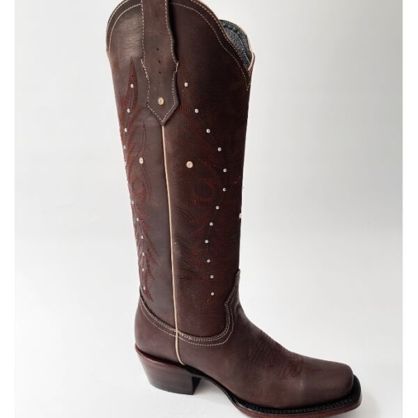 Bota vaquera para dama en piel de res color CAFÉ, con diseño de tubo alto, bordado detallado y aplicaciones brillantes. Horma rodeo para mayor comodidad y suela de cuero para resistencia y agarre óptimos.