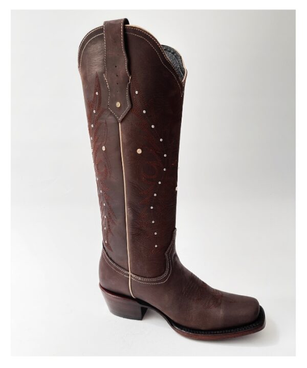 Bota vaquera para dama en piel de res color CAFÉ, con diseño de tubo alto, bordado detallado y aplicaciones brillantes. Horma rodeo para mayor comodidad y suela de cuero para resistencia y agarre óptimos.
