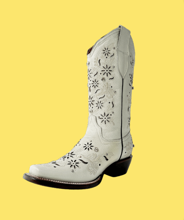 Bota vaquera de dama en piel de res color BLANCO, con un diseño de bordado láser en el tubo y la parte inferior.