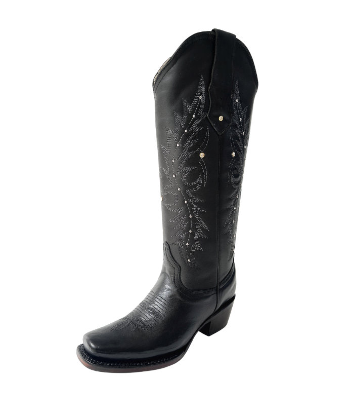 Bota vaquera para dama en piel de res color negro, con diseño de tubo alto, bordado detallado y aplicaciones brillantes. Horma rodeo para mayor comodidad y suela de cuero para resistencia y agarre óptimos.