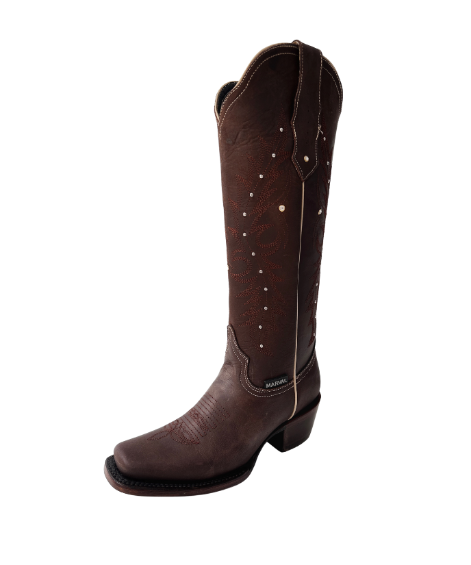 Bota vaquera para dama en piel de res color CAFÉ, con diseño de tubo alto, bordado detallado y aplicaciones brillantes. Horma rodeo para mayor comodidad y suela de cuero para resistencia y agarre óptimos.