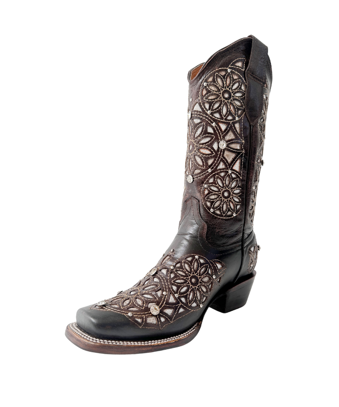 Bota vaquera de dama en piel de res color café, con un diseño de bordado láser estilo atrapasueños en el tubo y la parte inferior.