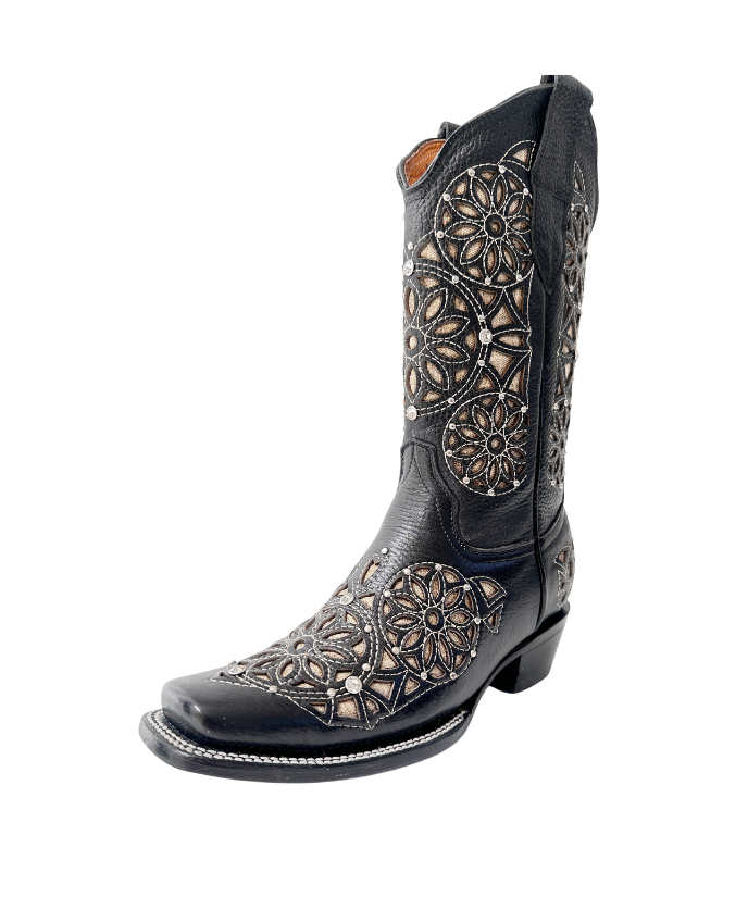 Bota vaquera de dama en piel de res color negra, con un diseño de bordado láser estilo atrapasueños en el tubo y la parte inferior.
