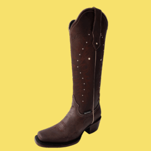 Bota vaquera para dama en piel de res color CAFÉ, con diseño de tubo alto, bordado detallado y aplicaciones brillantes. Horma rodeo para mayor comodidad y suela de cuero para resistencia y agarre óptimos.