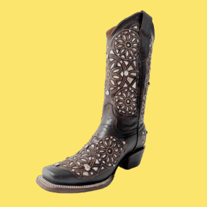 Bota vaquera de dama en piel de res color café, con un diseño de bordado láser estilo atrapasueños en el tubo y la parte inferior.